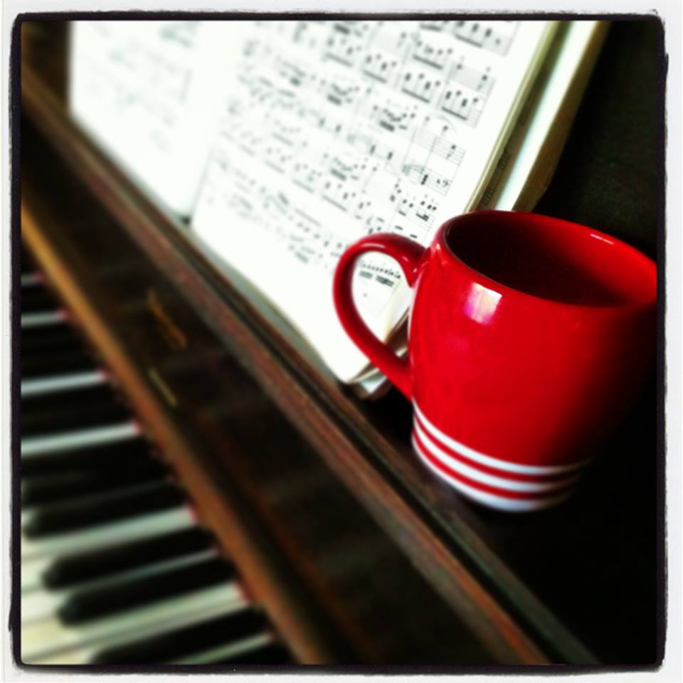 Спокойная утренняя музыка. Кофе пианино. В чашке кофе нотки. Музыкальные инструменты и кофе. Чашка кофе и Ноты.
